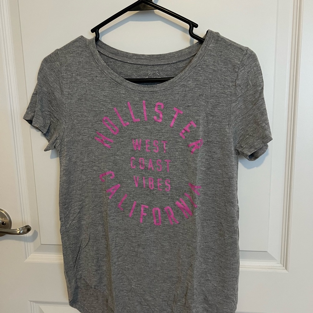 Hollister Heather Gray Tee with Pink Graphic